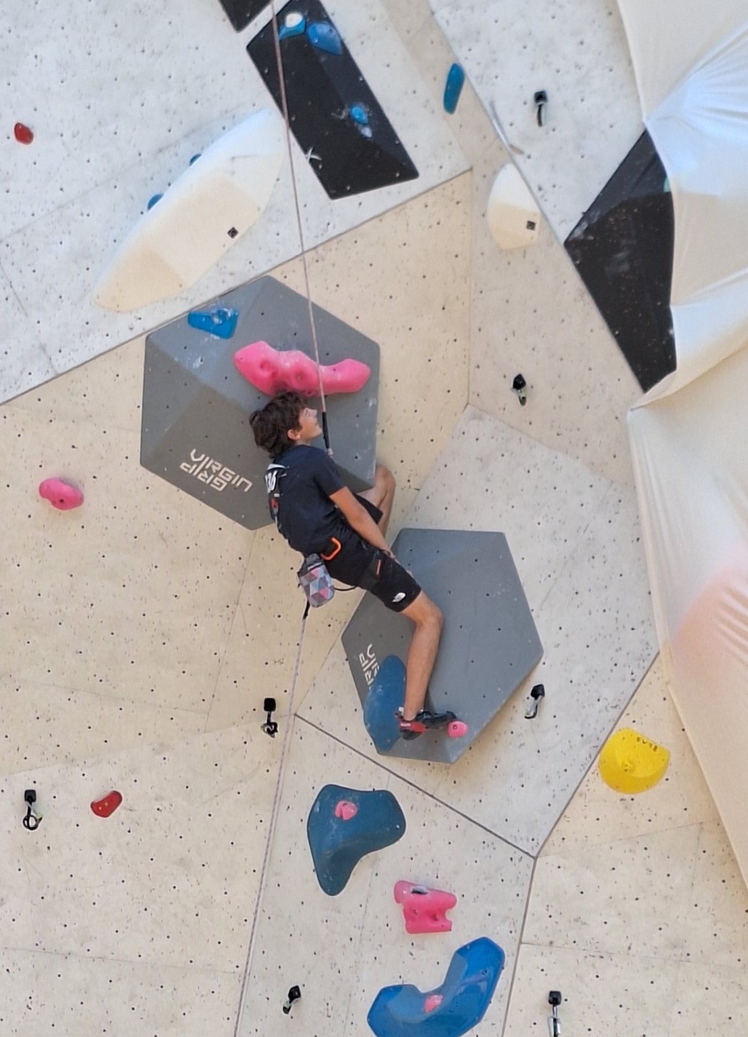 Paraclimber an der Kletterwand