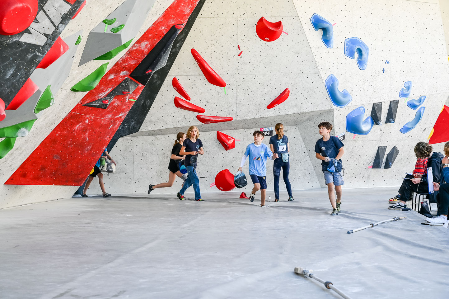 Kinder vor Boulderwand