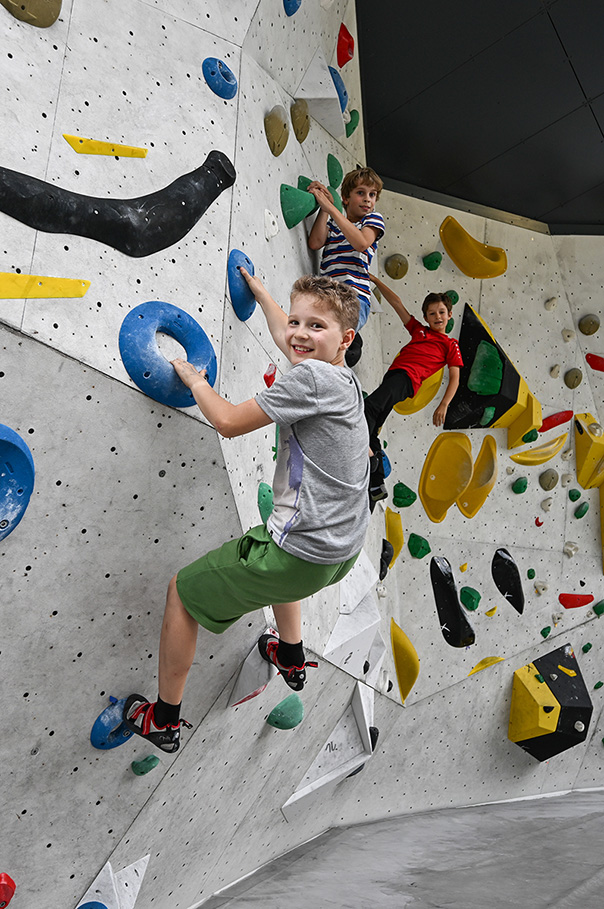Kinder beim Bouldern
